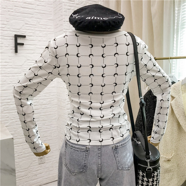 Bluză de damă modernă cu decolteu pătrat în alb și negru