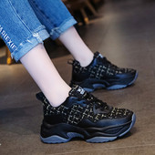 Modern női tornacipő vastag talppal, fekete-fehér színben