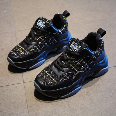 Modern női tornacipő vastag talppal, fekete-fehér színben