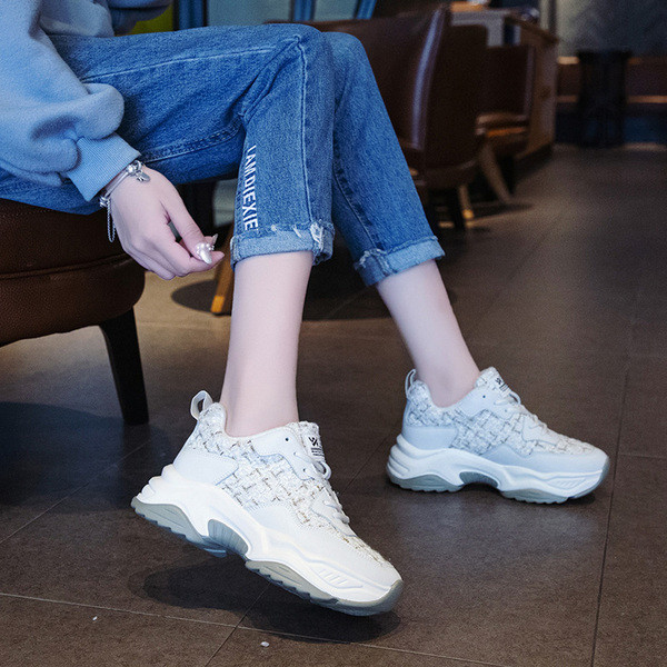 Modern női tornacipő vastag talppal, fekete-fehér színben