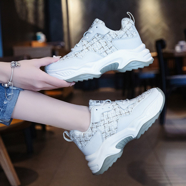 Modern női tornacipő vastag talppal, fekete-fehér színben