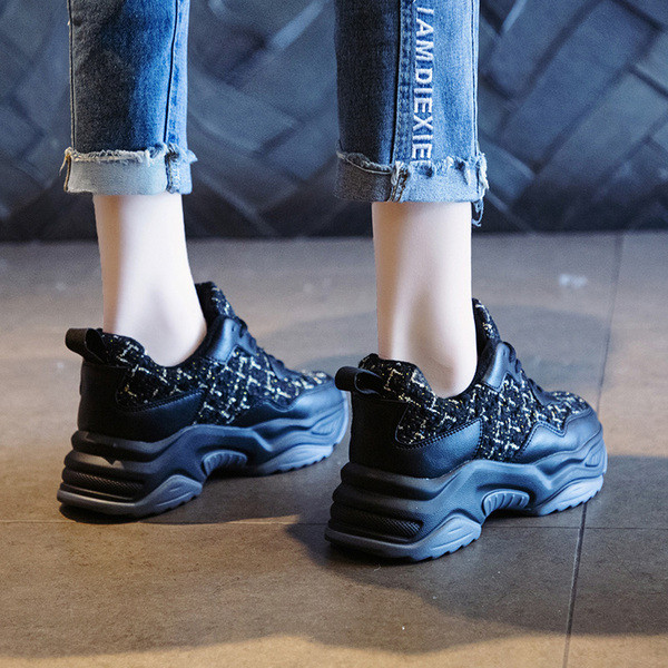 Modern női tornacipő vastag talppal, fekete-fehér színben