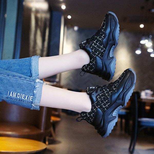 Modern női tornacipő vastag talppal, fekete-fehér színben