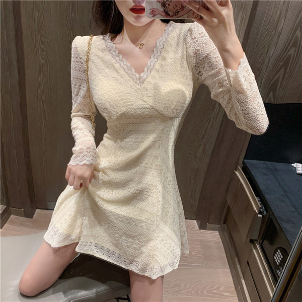 Rochie de dama din dantela alb si negru cu decolteu in V