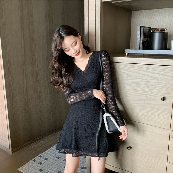 Rochie de dama din dantela alb si negru cu decolteu in V