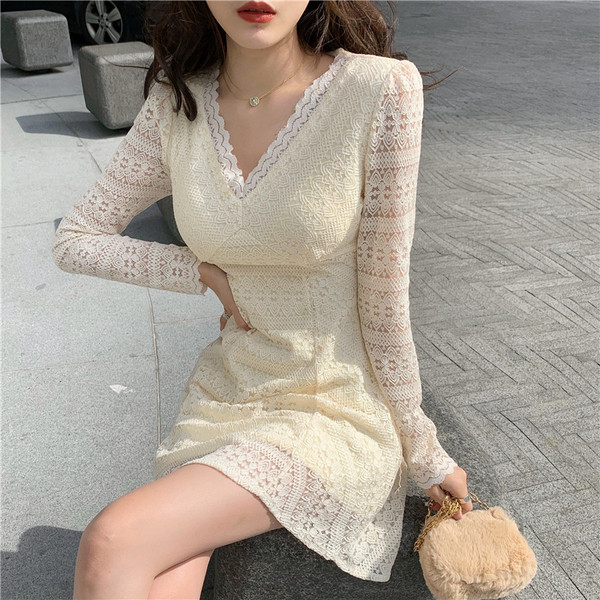 Rochie de dama din dantela alb si negru cu decolteu in V