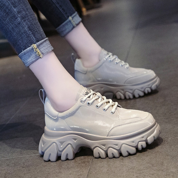 ΝΕΟ μοντέλο μοντέρνα γυναικεία παπούτσια με παχιά σόλα και κορδόνια σε μπεζ και μαύρο χρώμα