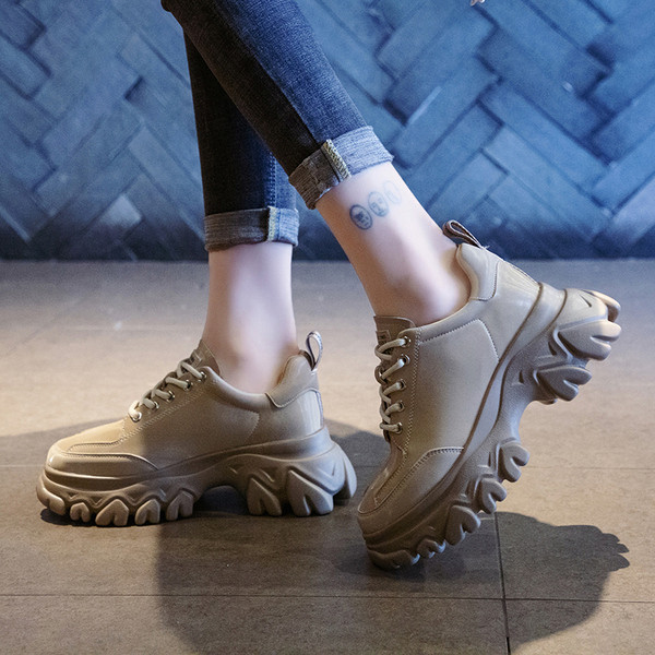 ΝΕΟ μοντέλο μοντέρνα γυναικεία παπούτσια με παχιά σόλα και κορδόνια σε μπεζ και μαύρο χρώμα