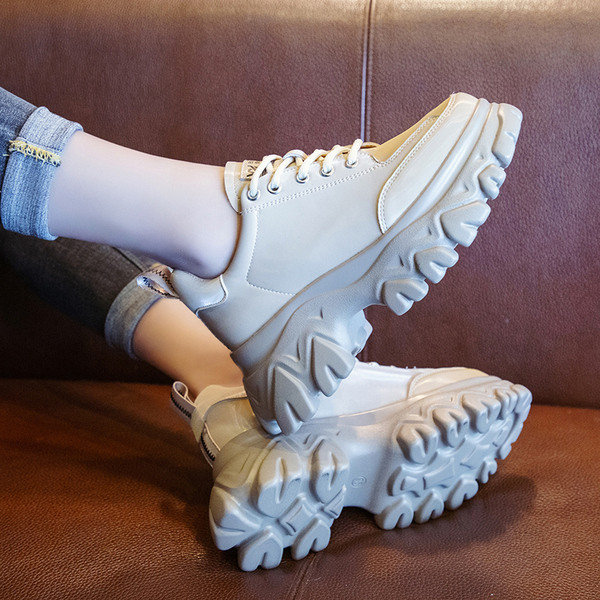 ΝΕΟ μοντέλο μοντέρνα γυναικεία παπούτσια με παχιά σόλα και κορδόνια σε μπεζ και μαύρο χρώμα