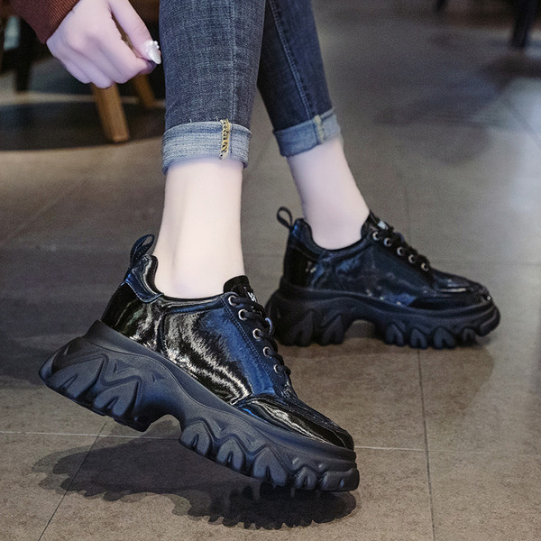 ΝΕΟ μοντέλο μοντέρνα γυναικεία παπούτσια με παχιά σόλα και κορδόνια σε μπεζ και μαύρο χρώμα