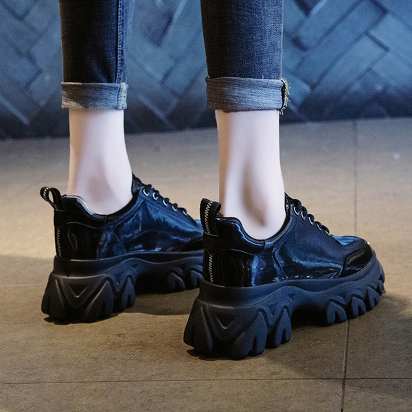 ΝΕΟ μοντέλο μοντέρνα γυναικεία παπούτσια με παχιά σόλα και κορδόνια σε μπεζ και μαύρο χρώμα