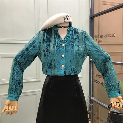 Μοντέρνο ρετρό βελούδινο πουκάμισο με κουμπί και ντεκολτέ σε λευκό, μαύρο και πράσινο χρώμα