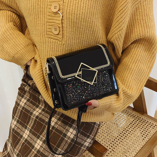 Geantă modernă mică din piele artificială cu curea de umăr cu cataramă metalică în culorile maro, verde, visiniu și negru