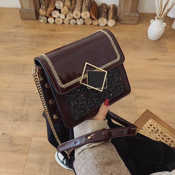 Geantă modernă mică din piele artificială cu curea de umăr cu cataramă metalică în culorile maro, verde, visiniu și negru