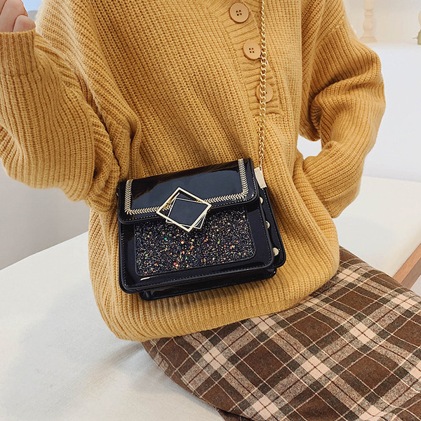 Geantă modernă mică din piele artificială cu curea de umăr cu cataramă metalică în culorile maro, verde, visiniu și negru