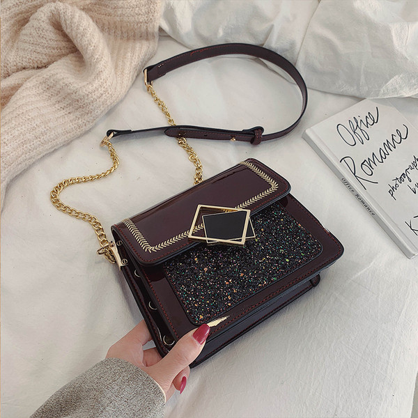 Geantă modernă mică din piele artificială cu curea de umăr cu cataramă metalică în culorile maro, verde, visiniu și negru