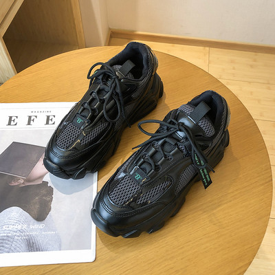 Μοντέρνα γυναικεία αθλητικά παπούτσια από έκο δέρμα σε μαύρο χρώμο και μαύρο χρώμα