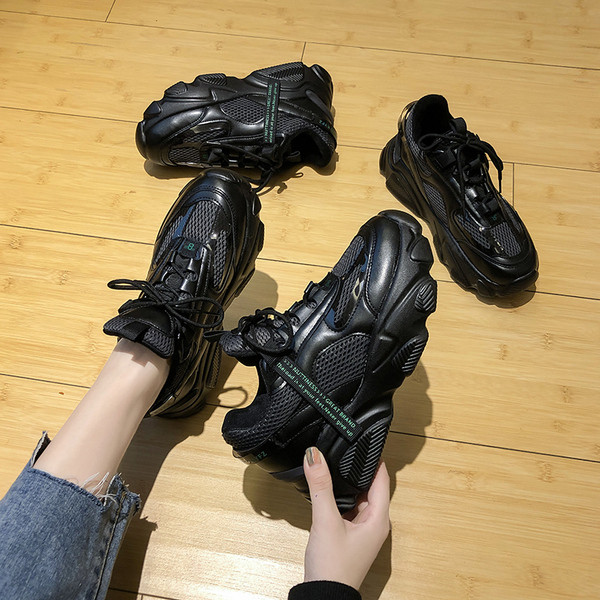 Μοντέρνα γυναικεία αθλητικά παπούτσια από έκο δέρμα σε μαύρο χρώμο και μαύρο χρώμα