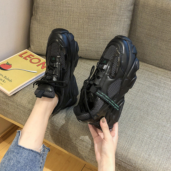 Μοντέρνα γυναικεία αθλητικά παπούτσια από έκο δέρμα σε μαύρο χρώμο και μαύρο χρώμα