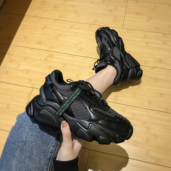 Μοντέρνα γυναικεία αθλητικά παπούτσια από έκο δέρμα σε μαύρο χρώμο και μαύρο χρώμα