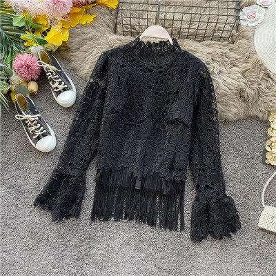 Μοντέρνα γυναικεία δαντελένια μπλούζα με ψηλό κολάρο και κρόσσια σε μαύρο και άσπρο χρώμα