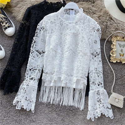 Μοντέρνα γυναικεία δαντελένια μπλούζα με ψηλό κολάρο και κρόσσια σε μαύρο και άσπρο χρώμα