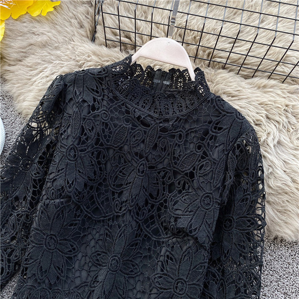 Μοντέρνα γυναικεία δαντελένια μπλούζα με ψηλό κολάρο και κρόσσια σε μαύρο και άσπρο χρώμα