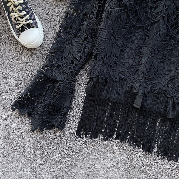 Μοντέρνα γυναικεία δαντελένια μπλούζα με ψηλό κολάρο και κρόσσια σε μαύρο και άσπρο χρώμα