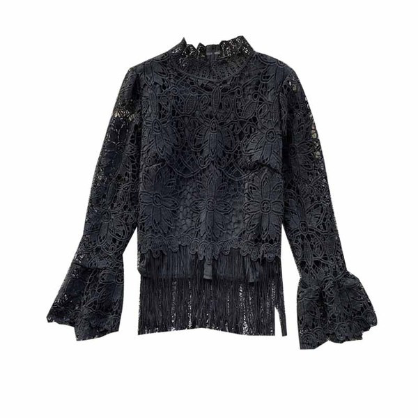 Μοντέρνα γυναικεία δαντελένια μπλούζα με ψηλό κολάρο και κρόσσια σε μαύρο και άσπρο χρώμα