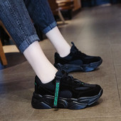 Αθλητικά γυναικεία καθημερινά παπούτσια με κορδόνια  και σκληρή σόλα σε μαύρο και γκρι χρώμα