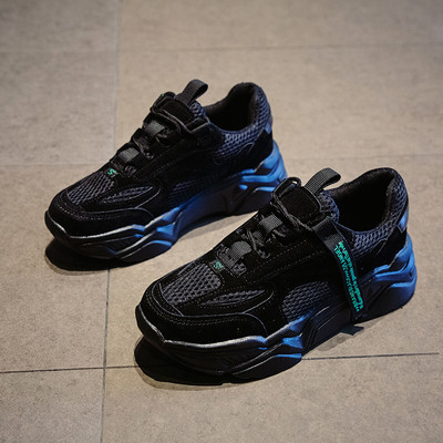 Αθλητικά γυναικεία καθημερινά παπούτσια με κορδόνια  και σκληρή σόλα σε μαύρο και γκρι χρώμα