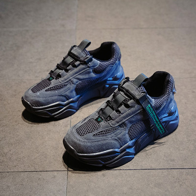 Αθλητικά γυναικεία καθημερινά παπούτσια με κορδόνια  και σκληρή σόλα σε μαύρο και γκρι χρώμα