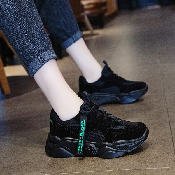 Αθλητικά γυναικεία καθημερινά παπούτσια με κορδόνια  και σκληρή σόλα σε μαύρο και γκρι χρώμα