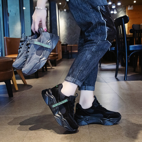 Αθλητικά γυναικεία καθημερινά παπούτσια με κορδόνια  και σκληρή σόλα σε μαύρο και γκρι χρώμα