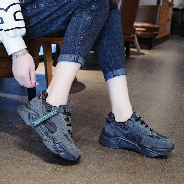 Αθλητικά γυναικεία καθημερινά παπούτσια με κορδόνια  και σκληρή σόλα σε μαύρο και γκρι χρώμα