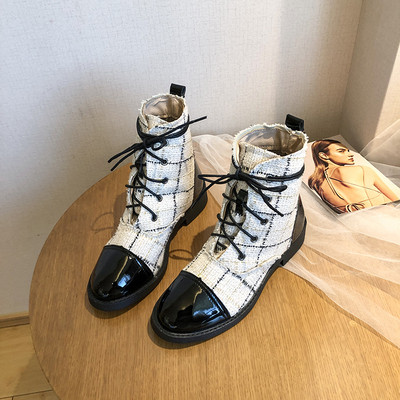 Γυναικείες  casual μπότες ύφασμα  και οικολογικό δέρμα σε λευκό και μαύρο χρώμα με κορδόνια