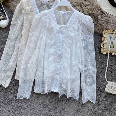 Μοντέρνο γυναικείο πουκάμισο από δαντέλα με κουμπιά σε λευκό και μπεζ χρώμα