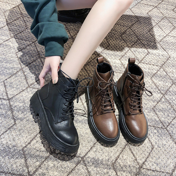 Γυναικείες χειμερινές μπότες αρβίλας  με χοντρή σόλα και κορδόνια σε μαύρο και καφέ χρώμα