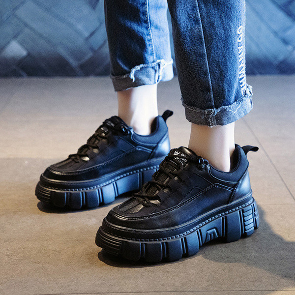 Αθλητικά γυναικεία παπούτσια με παχιά σόλα με κορδόνια σε μαύρο χρώμα