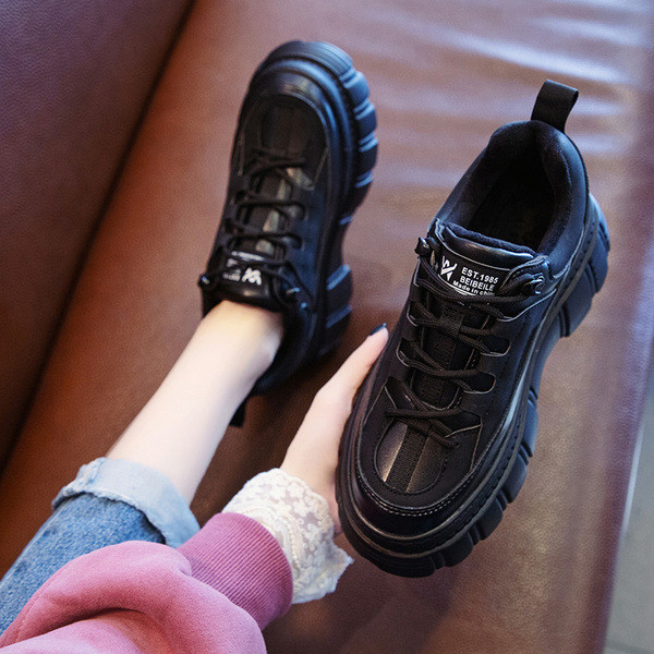 Αθλητικά γυναικεία παπούτσια με παχιά σόλα με κορδόνια σε μαύρο χρώμα