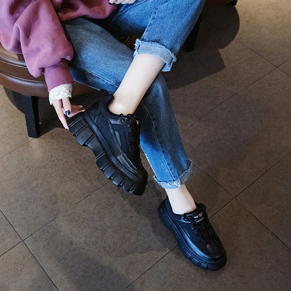 Αθλητικά γυναικεία παπούτσια με παχιά σόλα με κορδόνια σε μαύρο χρώμα