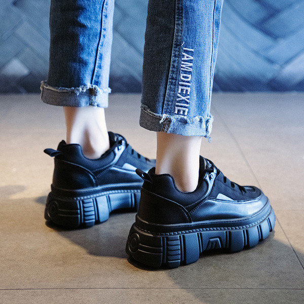 Αθλητικά γυναικεία παπούτσια με παχιά σόλα με κορδόνια σε μαύρο χρώμα