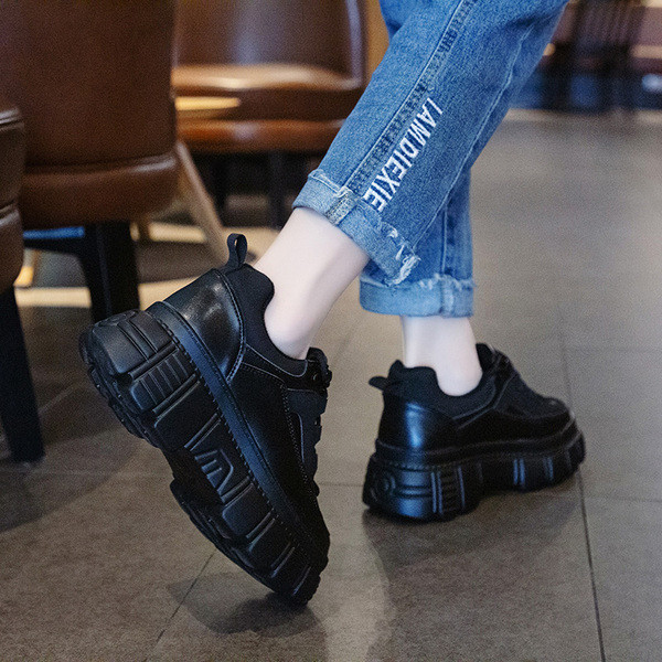 Αθλητικά γυναικεία παπούτσια με παχιά σόλα με κορδόνια σε μαύρο χρώμα