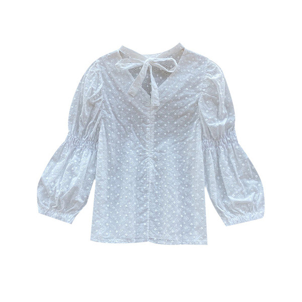 Μοντέρνο γυναικείο πουκάμισο με κορδέλα και λαιμόκοψη σε λευκό χρώμα