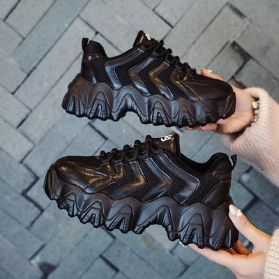 Αθλητικά casual γυναικεία παπούτσια με σκληρή σόλα σε άσπρο και μαύρο χρώμα