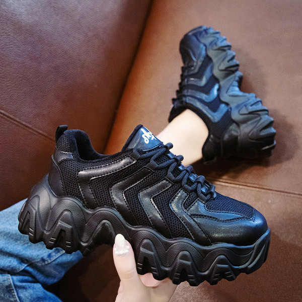 Αθλητικά casual γυναικεία παπούτσια με σκληρή σόλα σε άσπρο και μαύρο χρώμα