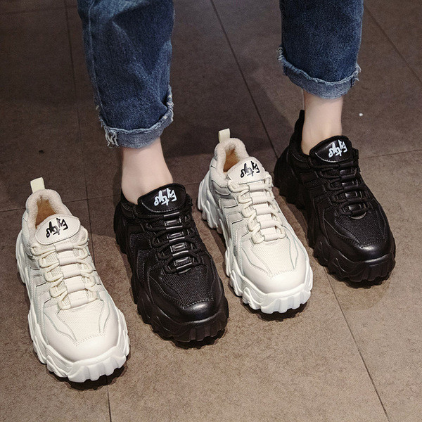 Αθλητικά casual γυναικεία παπούτσια με σκληρή σόλα σε άσπρο και μαύρο χρώμα