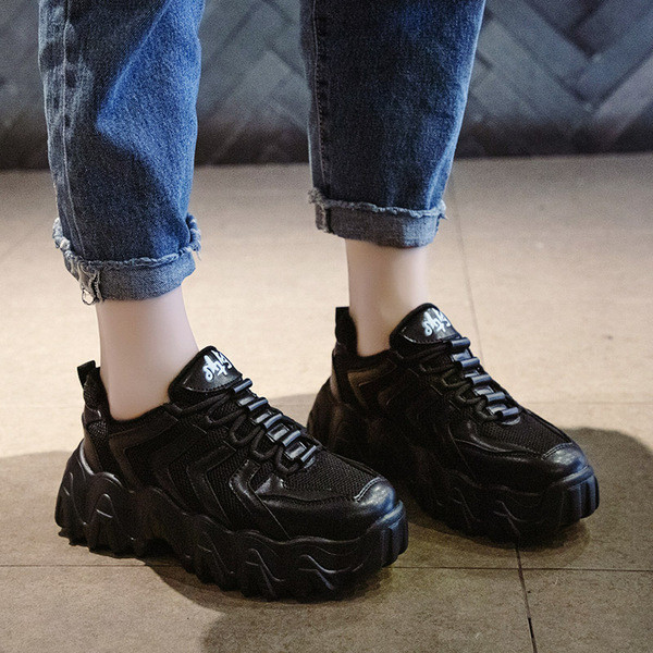 Αθλητικά casual γυναικεία παπούτσια με σκληρή σόλα σε άσπρο και μαύρο χρώμα