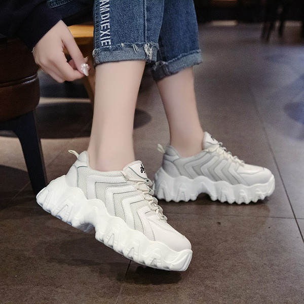 Αθλητικά casual γυναικεία παπούτσια με σκληρή σόλα σε άσπρο και μαύρο χρώμα