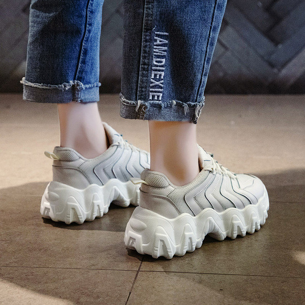 Αθλητικά casual γυναικεία παπούτσια με σκληρή σόλα σε άσπρο και μαύρο χρώμα